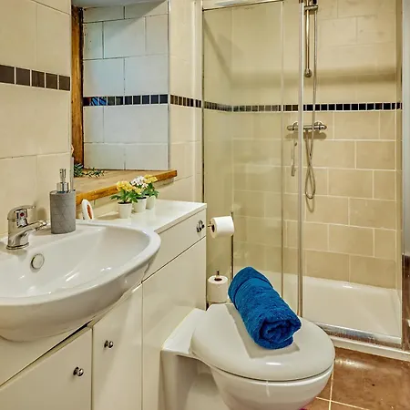 Free Parking New Gem With Garden Apartment *