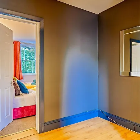 Free Parking New Gem With Garden Apartment *