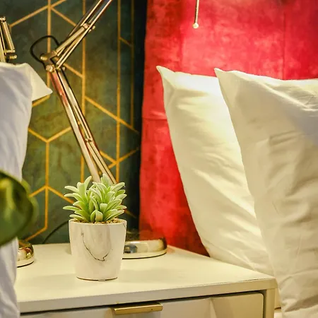 Free Parking New Gem With Garden Apartamento