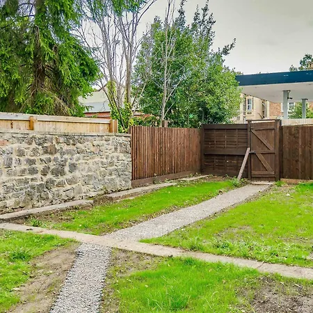 Free Parking New Gem With Garden Appartement