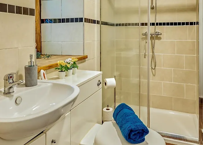 Free Parking New Gem With Garden Appartement *