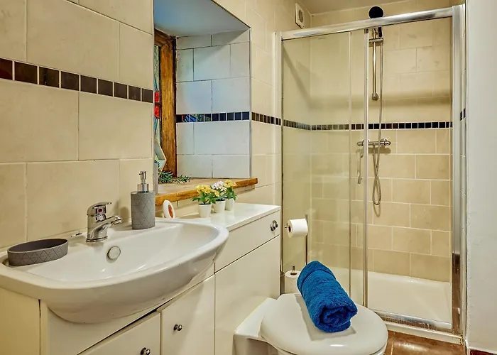 Free Parking New Gem With Garden Appartement